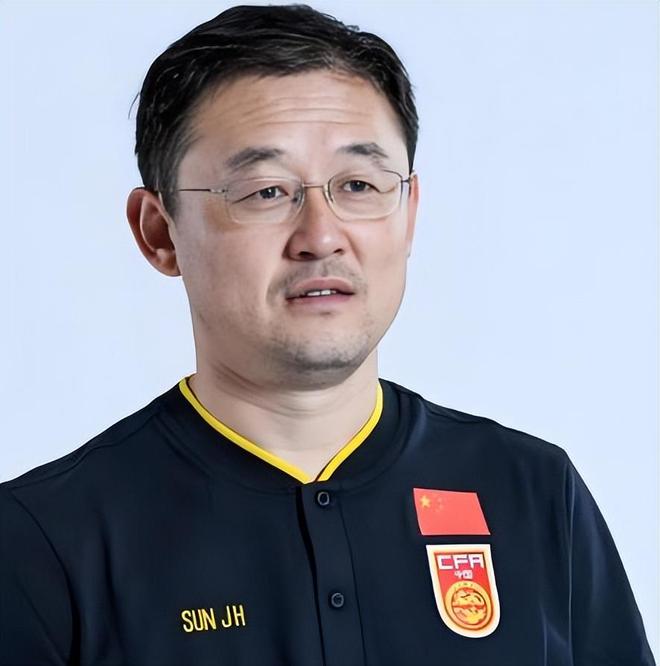 意外！毛伟杰试训左后卫表现惊艳，大连球迷热议其能否达到李学鹏水准，未来潜力引发关注